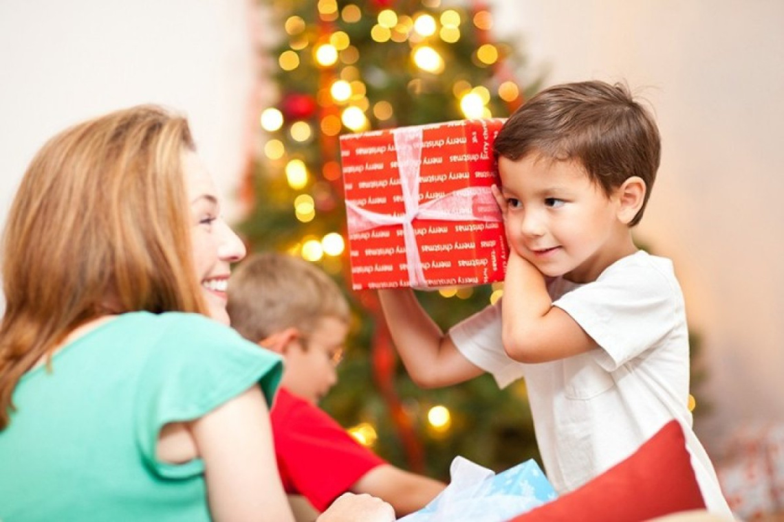 Ребенок дарит подарок. Детские подарки. Ребенок получает подарок. Дарить подарок ребенку новый год. Новогодние подарки маме