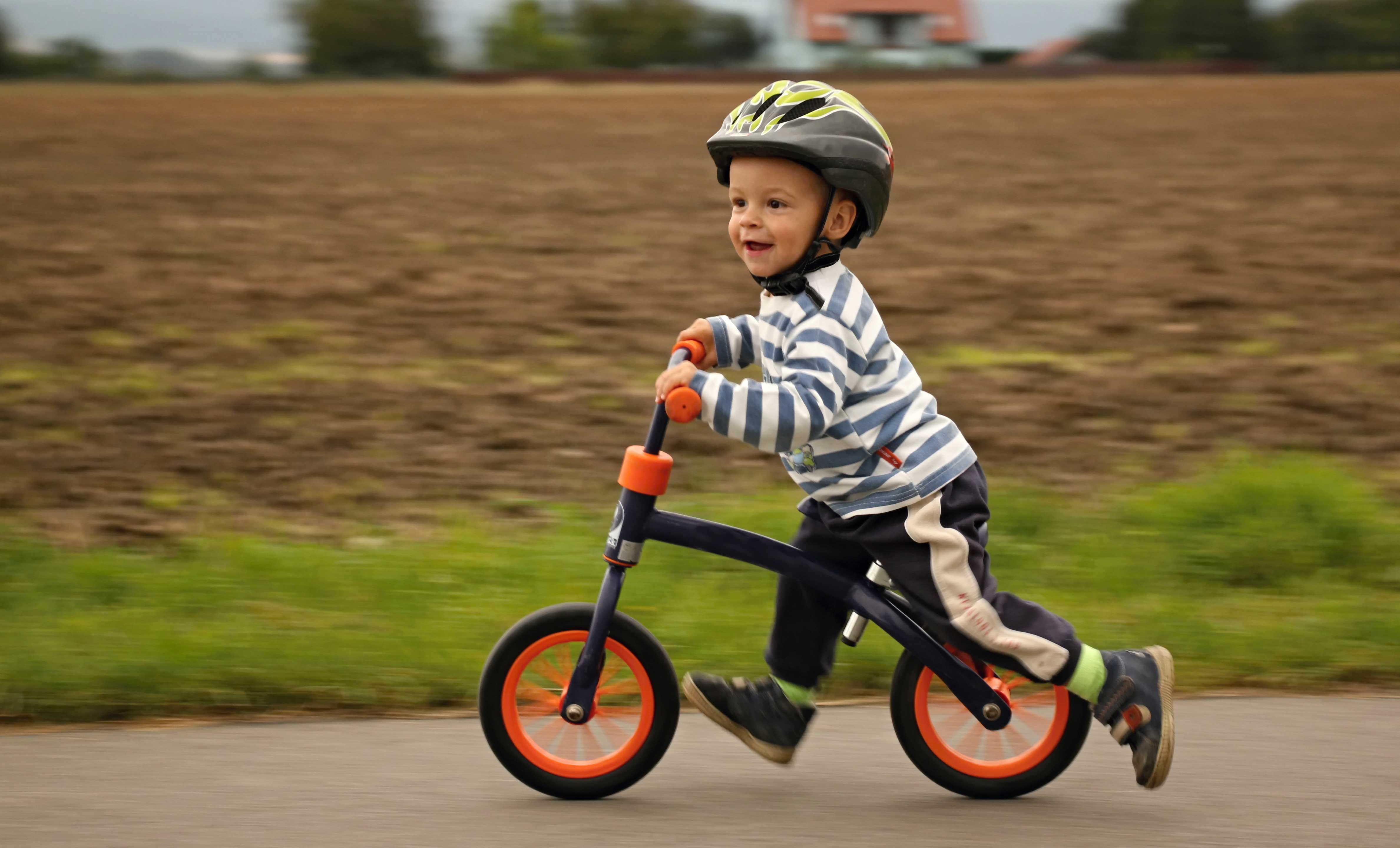 Детский велосипед с какого возраста. Беговел. Дети с велосипедом. Велосипед детский. Беговел велосипед.