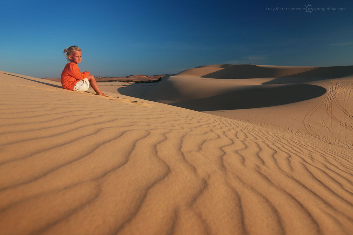 Песчаные дюны в окрестностях Муйне, Вьетнам (Амелии 6 лет)