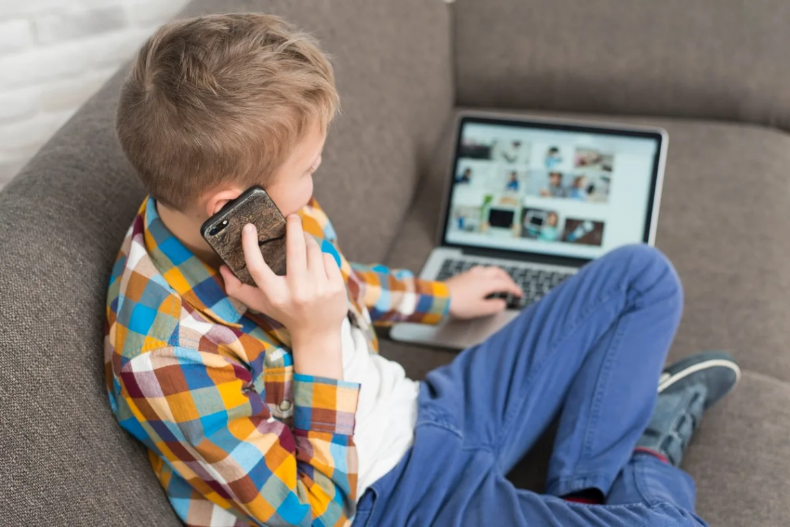 Играть с ноутбука с телефоном. Ребенок с телефоном. Мальчик играет в телфон. Подросток с телефоном. Компьютер для детей.
