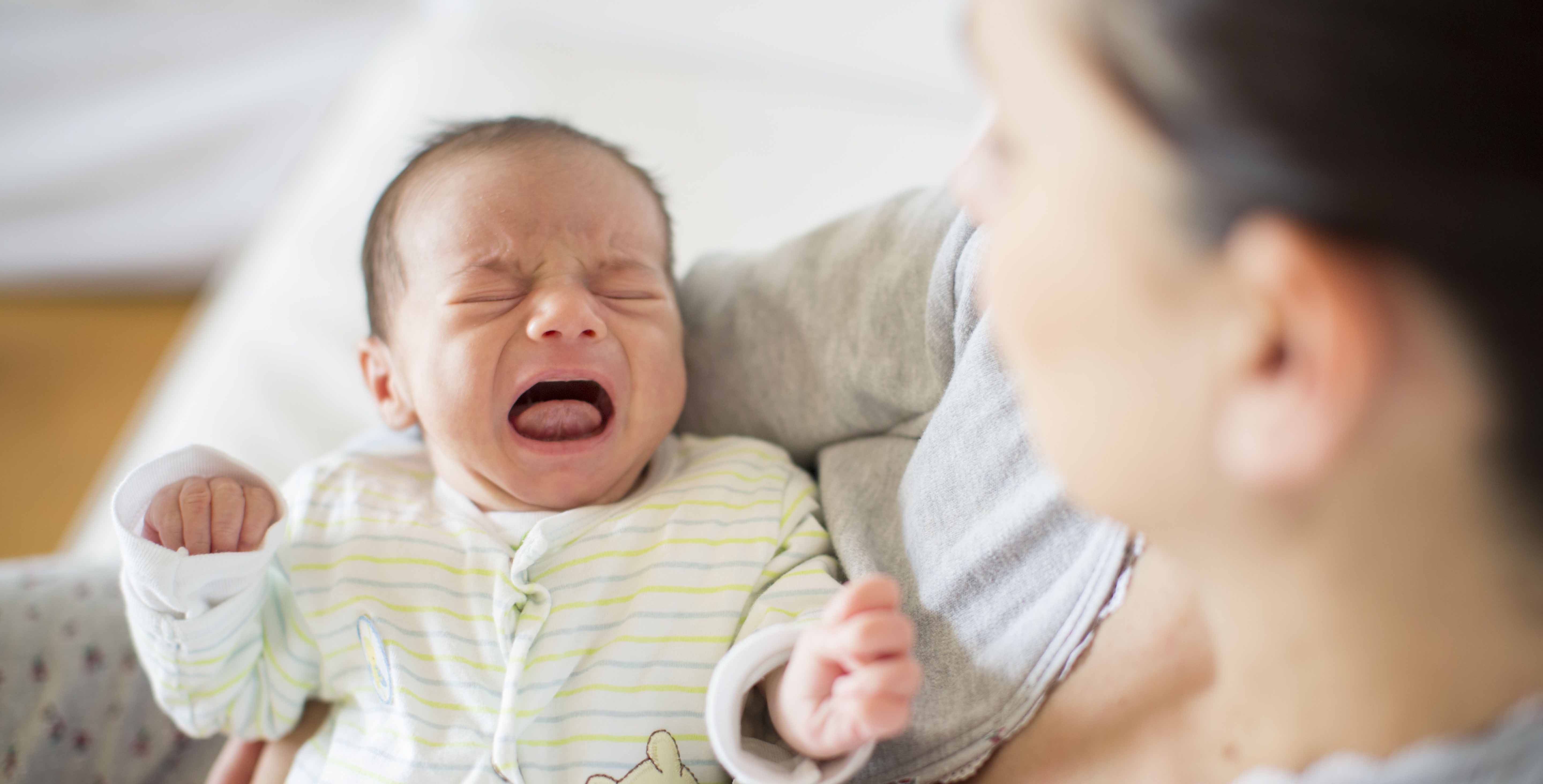 Почему младенец плачет