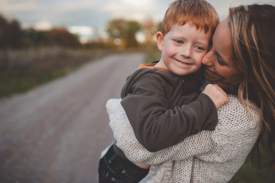 Mom i son. Обнимает ребенка. Объятия детей и родителей. Мальчик обнимает маму. Мать с ребенком.