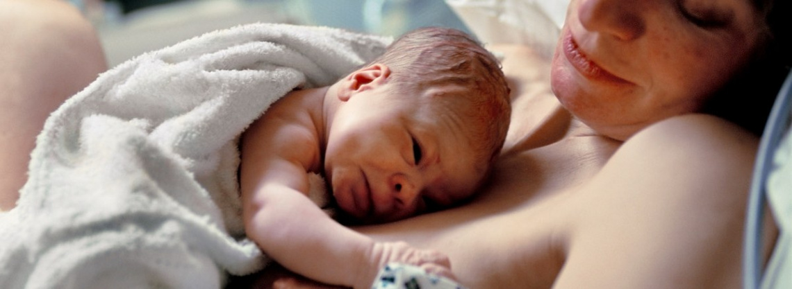 Насколько рано. Новорожденный на животе матери. Здоровый ребенок после родов.