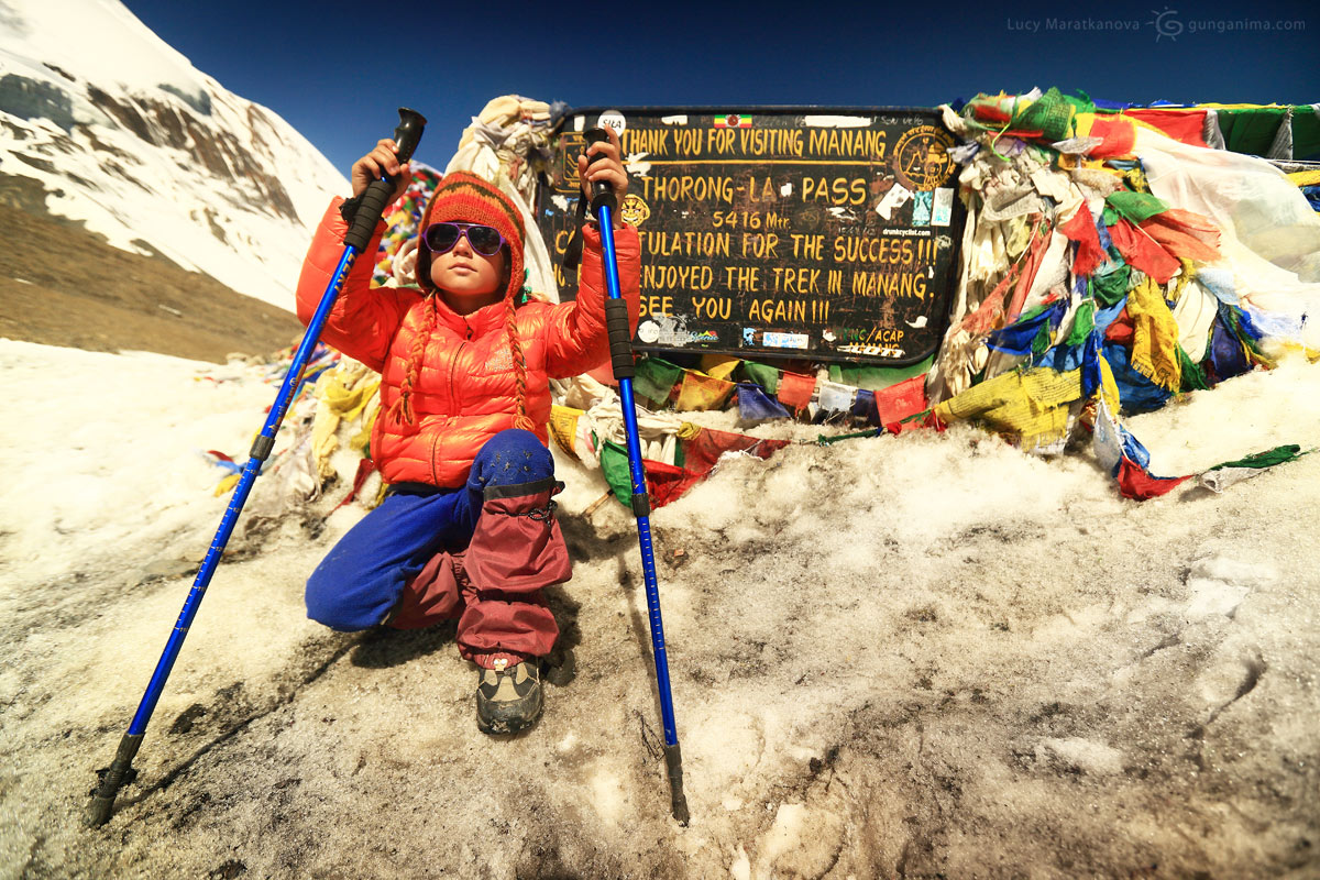 Горный перевал Торонг Ла (Thorong La), 5416 м — высшая точка трека вокруг Аннапурны, самой опасной из всех гор-восьмитысячников, Непал. 140 километров непростой высокогорной трассы Амелия прошла самостоятельно, отпраздновав в горах свое 7-летие.