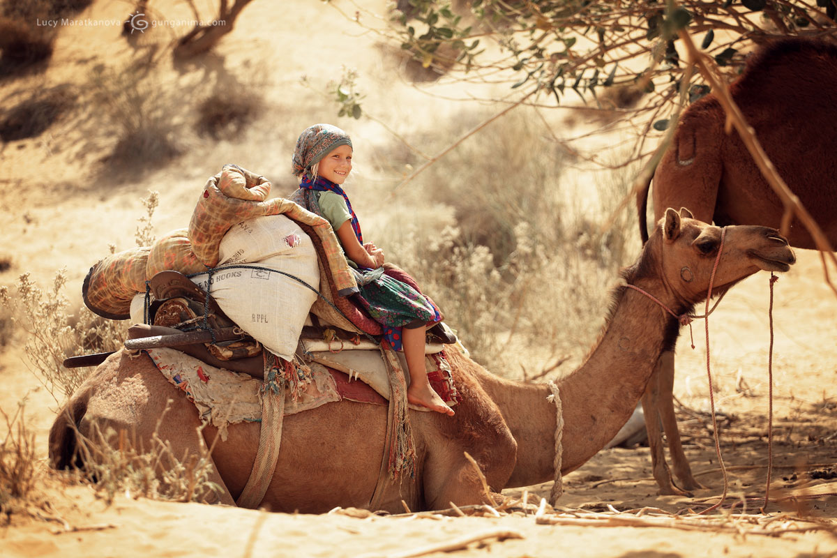 Перед отправкой нашего каравана на верблюдах по пустыне Тар, штат Раджастан, Индия (Амелии 6 лет). 4 дня на верблюдах в безлюдных дюнах, ночи под открытым звездным небом — Амелька с удовольствием вспоминает это путешествие по пескам.