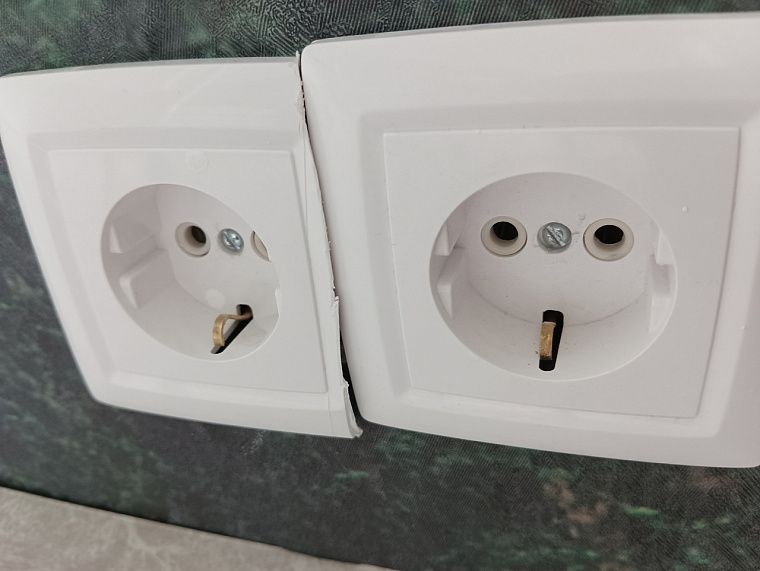 Мастера по объявлению разрезали и поставили уродливо розетки.