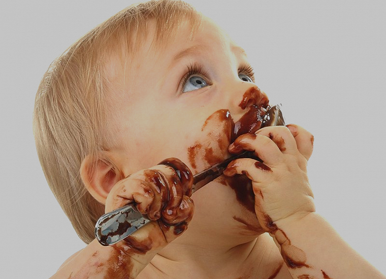 Детям есть конфеты. Ребенок измазанный шоколадом. Дети испачканные в шоколаде.