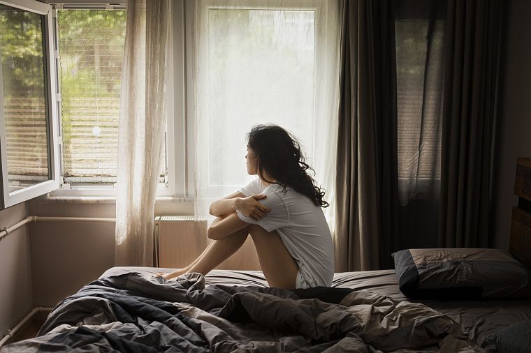 https://ru.freepik.com/free-photo/young-woman-dealing-with-anxiety_29310126.htm#fromView=search&page=1&position=26&uuid=c33de479-c3b0-4064-8313-a2d3b0de9b0b&query=девушка+смотрит+в+окно+грустно