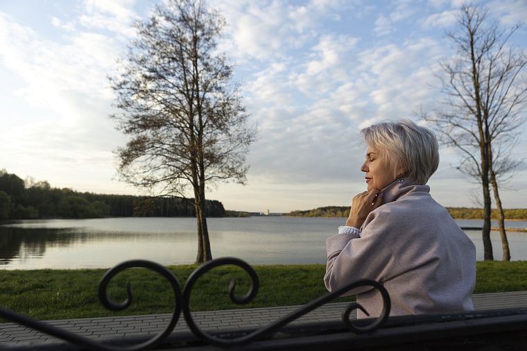 https://ru.freepik.com/free-photo/sad-contemplative-person-near-lake_43686463.htm#fromView=search&page=1&position=8&uuid=615d0231-ddad-4be4-8158-4a942f09cbcf&query=красивая+пожилая+женщина+седая+грустная+на+лавочке+