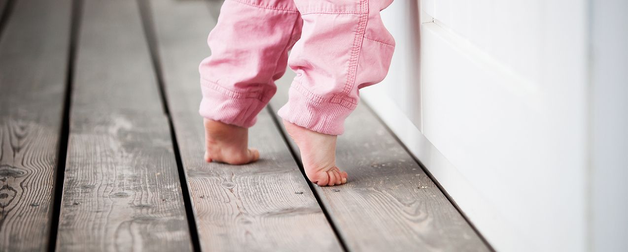Почему ребенок ходит на носочках в год, к какому врачу обратиться?