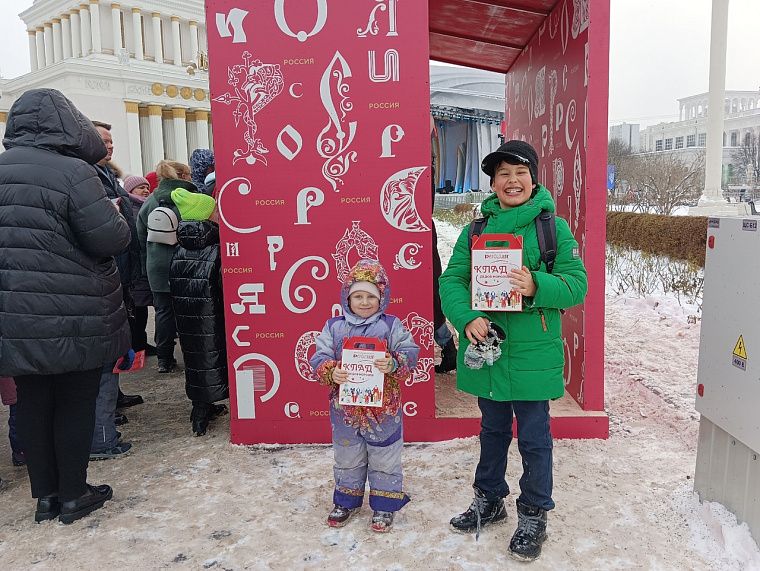 Случайно прогуливаясь по ВДНХ, прошли квест и дети получили подарки