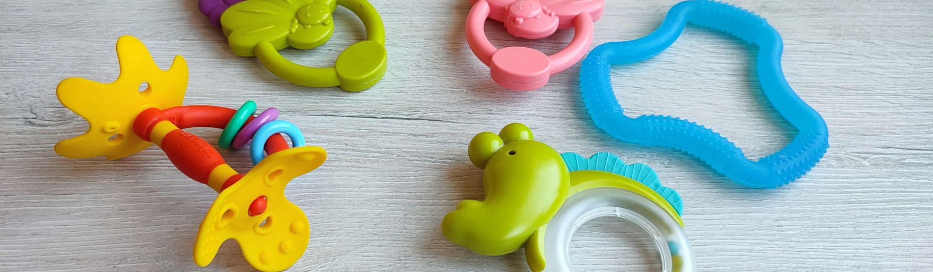 У ребёнка начали резаться зубки: как помочь